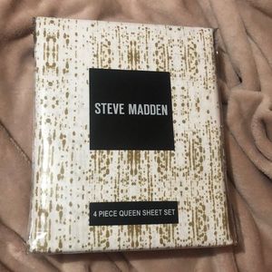 Steve Madden 4 Piece Queen Set